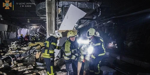 Operatiune de salvare in urma unui atac rusesc la un centru comercialşl din Kiev FOTO EPA-EFE