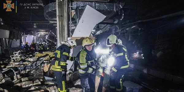 Operatiune de salvare in urma unui atac rusesc la un centru comercialşl din Kiev FOTO EPA-EFE