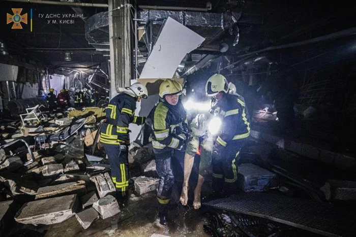 Operaţiune de salvare în urma atacului de la centrul comercial din cartierul Podilskii FOTO EPA-EFE