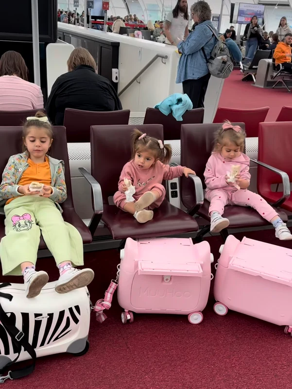 Laura Cosoi a postat  poze și filmulețe înduioșătoare cu familia ei din timpul călătoriei, atât din aeroport cât și de când au ajuns la destinație