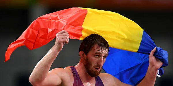 Albert Saritov din România sărbătoreşte după ce a câştigat bronzul împotriva georgianului Elizbar Odikadze la lupte libere categoria 97 kg la Jocurile Olimpice de la Rio 2016 pe Carioca Arena în Rio de Janeiro Brazilia FOTO Guliver / Getty Images / L