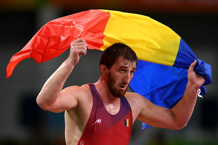 Albert Saritov din România sărbătoreşte după ce a câştigat bronzul împotriva georgianului Elizbar Odikadze la lupte libere categoria 97 kg la Jocurile Olimpice de la Rio 2016 pe Carioca Arena în Rio de Janeiro Brazilia FOTO Guliver / Getty Images / L