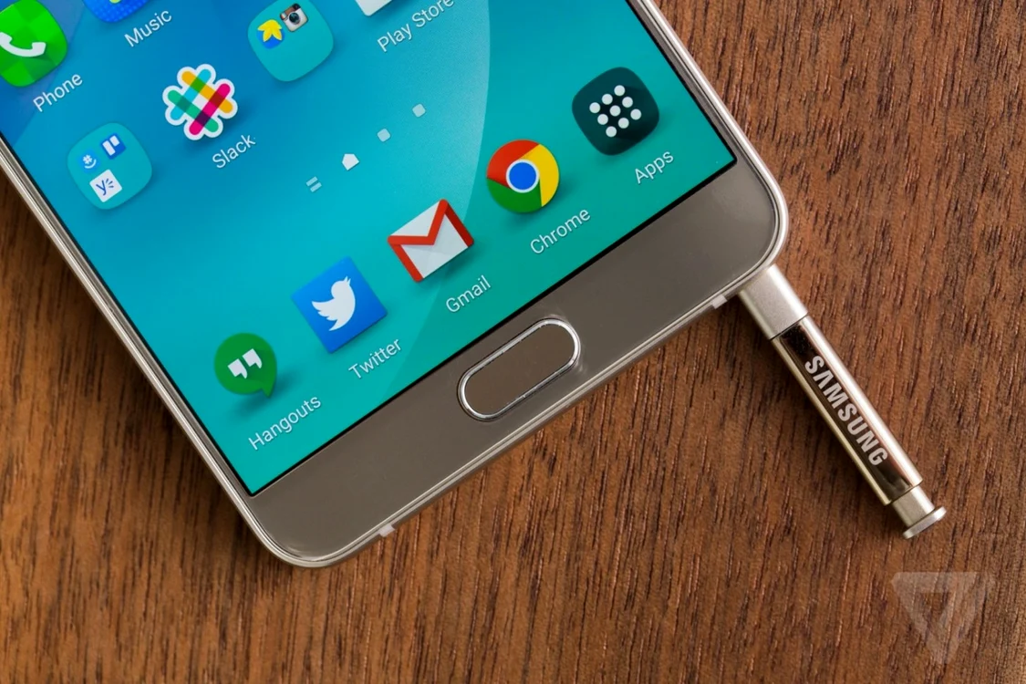 Samsung Galaxy Note 5 vine cu un nou sistem de prindere pentru S Pen. FOTO The Verge