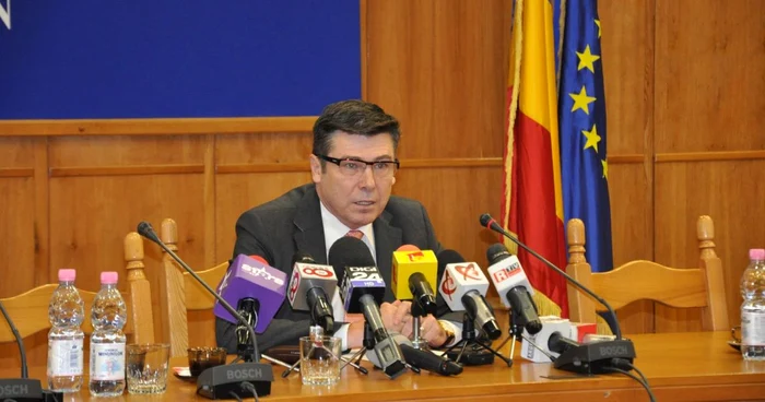 Florin Tecău şi-a dat demisia din funcţia de
preşedinte interimar al PSD Argeş şi, ulterior, şi din cea de secretar executiv
al filialei, dar şi-a păstrat-o pe cea
de preşedinte al Consiliului Judeţean Argeş