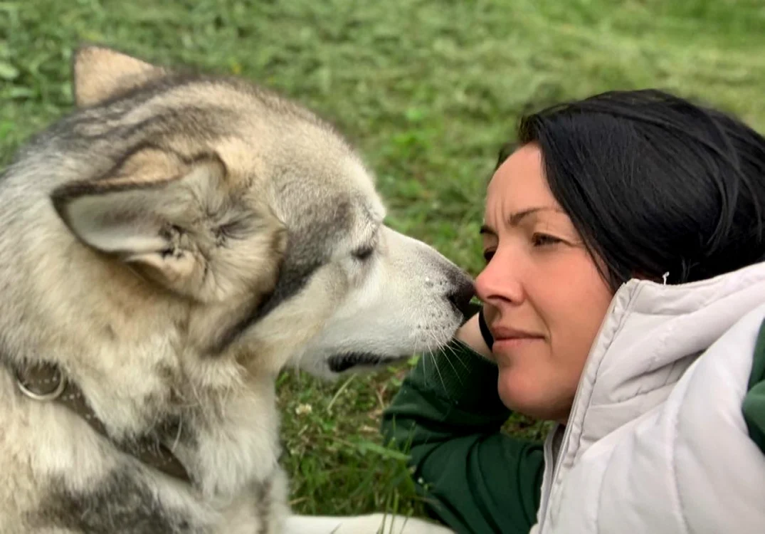 Roxana Ciornei, preşedinta Asociaţiei „Casa lui Patrocle”, împreună cu un căţel salvat Sursa ACP
