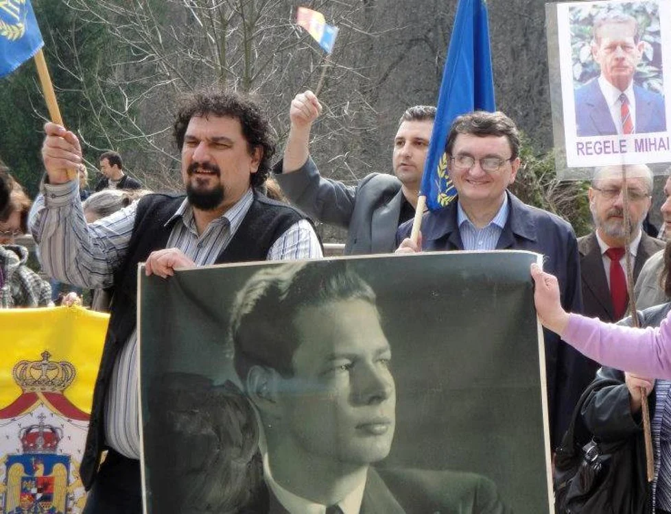 Tiberiu Cnab (cu barbişon), monarhistul din Constanţa, alături de Victor Ciorbea FOTO T. Cnab