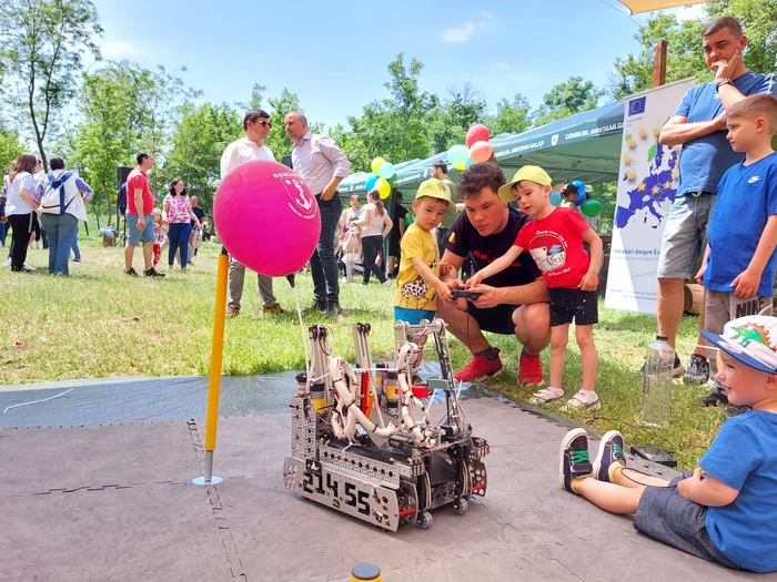 Tinerii îi atrag și pe cei mici către pasiunea pentru robotică FOTO Marinela Buruiană