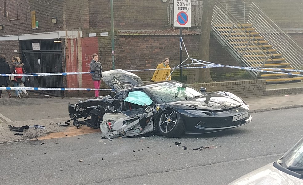  A făcut praf un Ferrari nou-nouț de 300.000 de euro. Cum s-a produs accidentul din centrul Londrei
