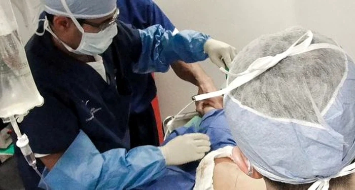 Lingura a fost extrasă cu uşurinţă din incizia operaţiei încă recente. Foto: arhivă