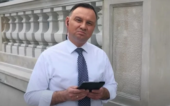 Andrzej Duda interpretând o compoziţie proprie pentru personalul medical Captură YouTube