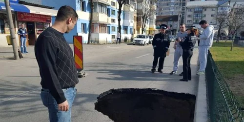 Asfaltul s-a surupat în această dimineaţă