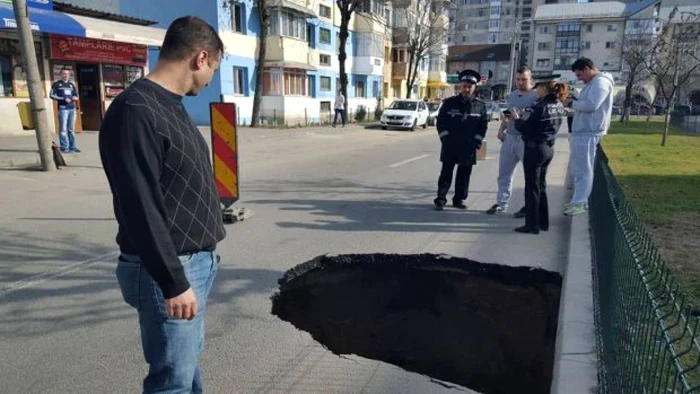 Asfaltul s-a surupat în această dimineaţă Foto Facebook- Marinel Bejan