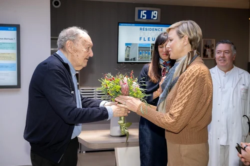 Charlene a socializat cu bătrânii