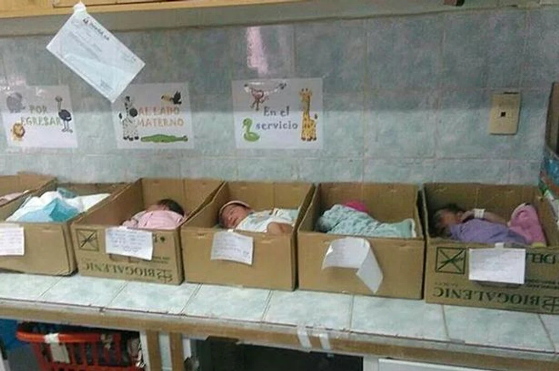 
    Într-un spital din Venezuela, bebeluşii sunt ţinuţi în cutii de cartonFotografii: Facebook/UnidadVenezuela.org  