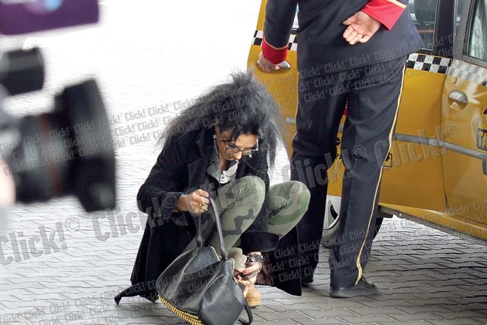 În cele din urmă, DJ Wanda a urcat, zâmbitoare, în taxi (Fotografii: Cezar)