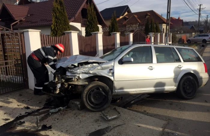 FOTO Accident în Argeş, după manevră imprudentă a unui şofer. Două persoane au ajuns la spital