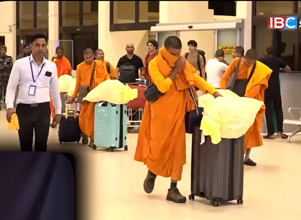 Călugării au fost arestați. FOTO Captură YouTube IBC Tamil TV