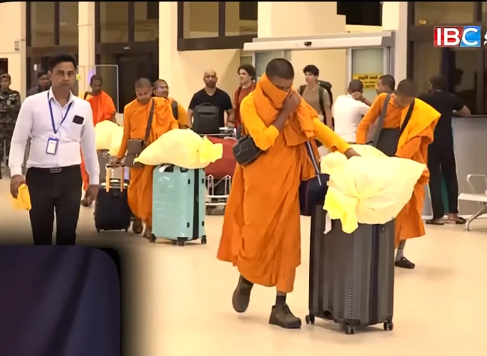 Scandal uriaș în Sri Lanka: 22 de călugări budiști, arestați după ce au fost prinși cu 110 kg de droguri, la întoarcerea dintr-o excursie