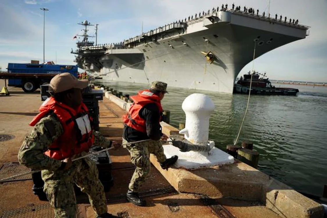 Portavionul Harry S.Truman în momentul plecării, pe 1 decembrie 
2021, de la baza navală Norfolk. FOTO US Navy, Mass Communication 
Specialist 1st Class Joshua D. Sheppard