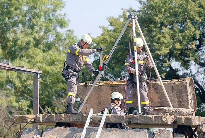 O altă victimă la care nu s-a putut ajunge, fizic, a fost scoasă la lumină cu un scripete