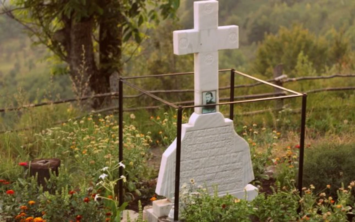 Monumentul ridicat în apropierea casei în care a venit pe lume Arsenie Boca