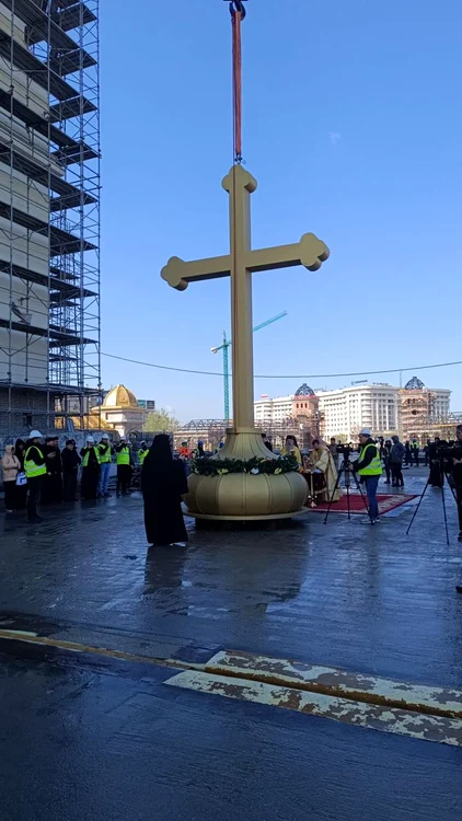 Crucea va fi amplasată pe turla principală a Catedralei.