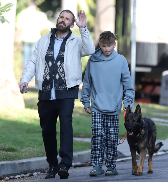 Ben Affleck cu fiul său și noul cățel, Profimedia (1) jpg