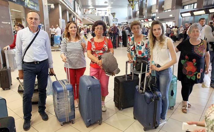 
    Pasagerii din imagine  au avut emoţii că  ratează croaziera  programată de un an Fotografii: Sever Gheorghe   