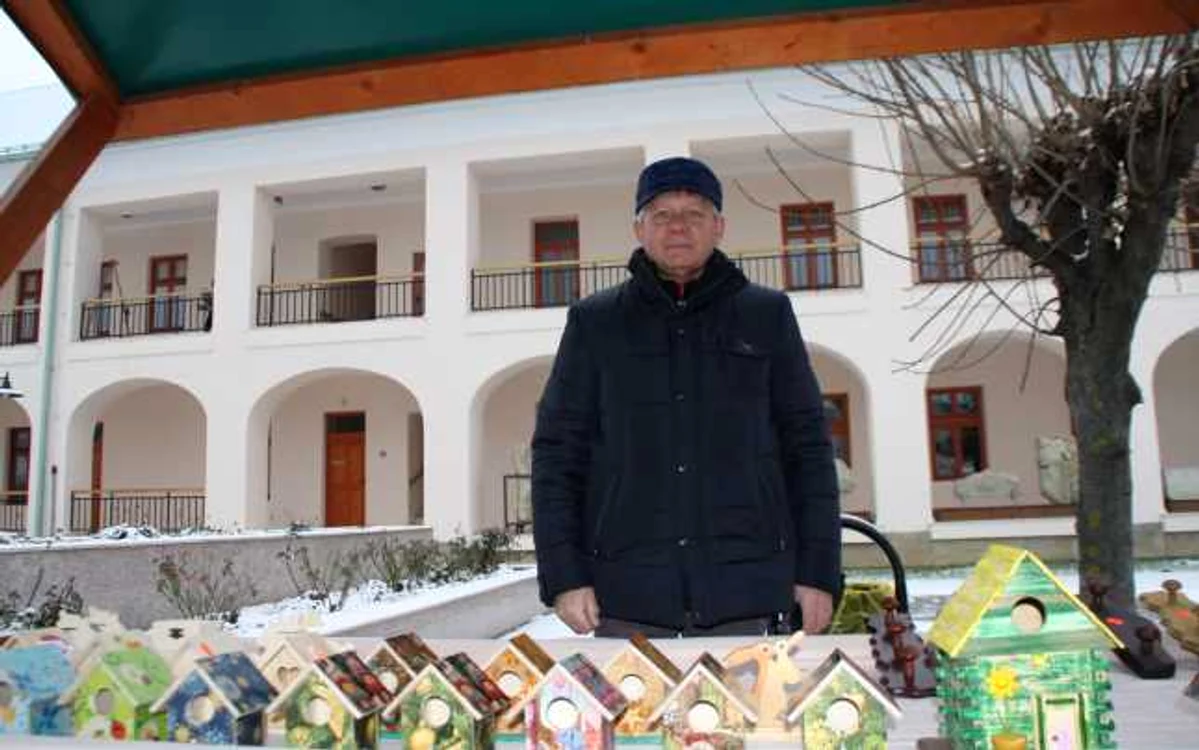 Ioan Zaharia şi-a descoperit pasiunea pentru tâmplărie după ce a ieşit la pensie FOTO: Bianca Sara