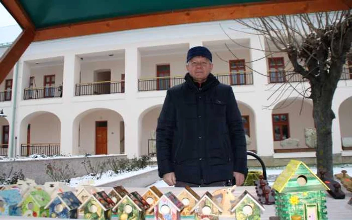 Ioan Zaharia şi-a descoperit pasiunea pentru tâmplărie după ce a ieşit la pensie FOTO: Bianca Sara