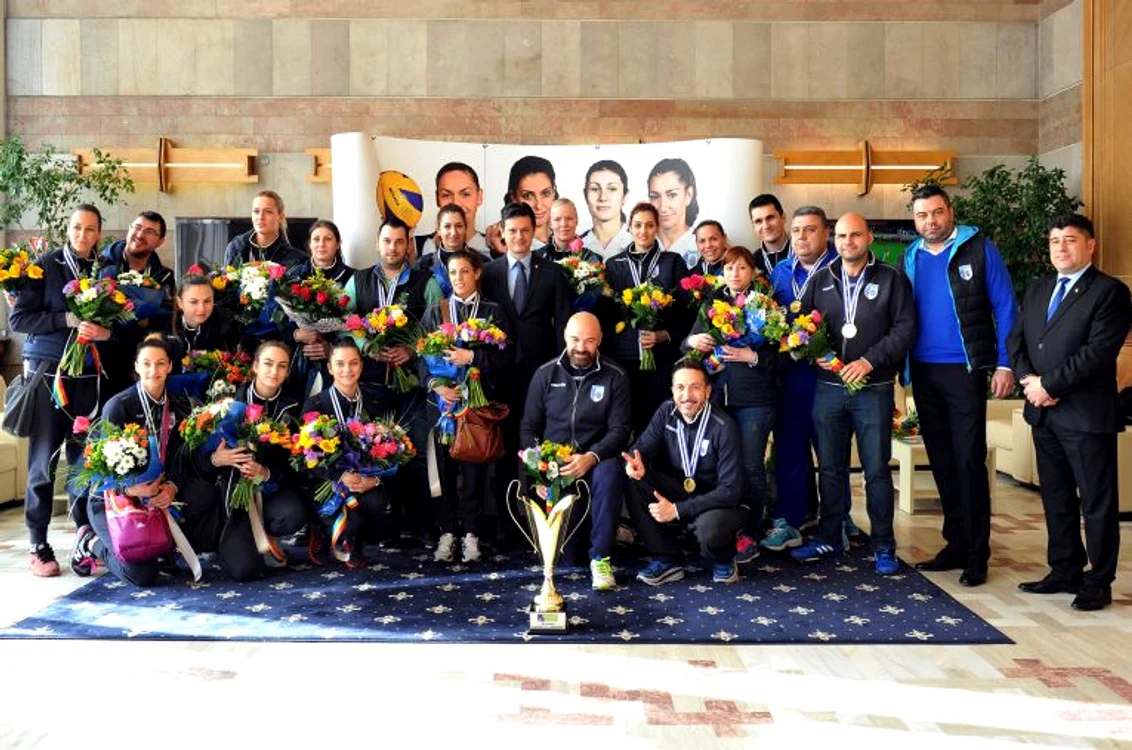 
    În 2016, voleibalistele de la CSM București, campioane în Cupa Challenge, au fost primite la Salonul Prezidențial al Aeroportului Henri CoandăFOTO: Sportpictures.eu  
