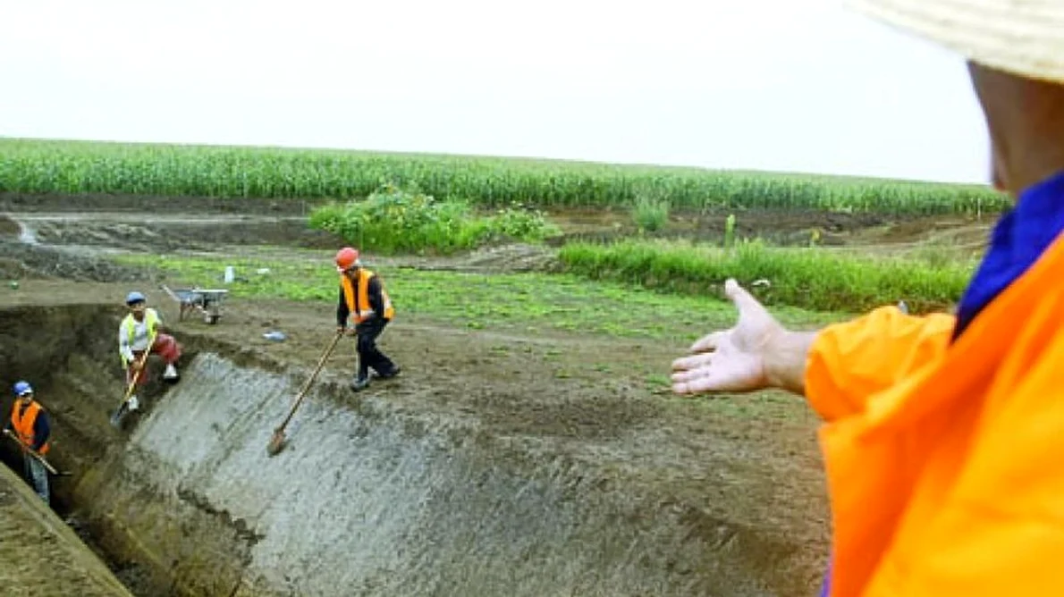 Un sat vechi de 2 000 de ani este ţinut în pământ de constructorii autostrăzii Arad Timişoara jpeg