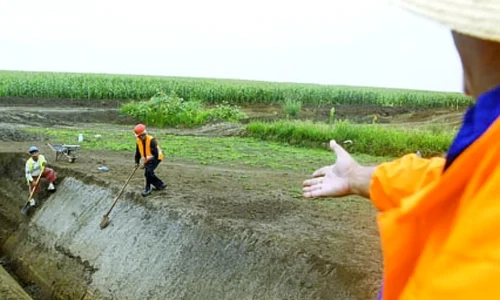 Un sat vechi de 2 000 de ani este ţinut în pământ de constructorii autostrăzii Arad Timişoara jpeg