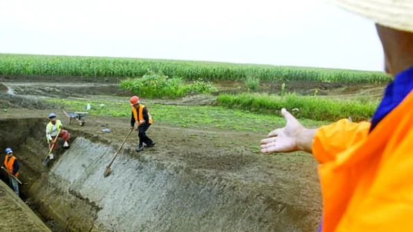 Un sat vechi de 2 000 de ani este ţinut în pământ de constructorii autostrăzii Arad Timişoara jpeg