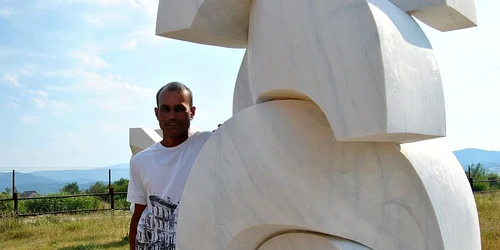 Gadadhar Ohja, alături de lucrarea sa, "Al treilea ochi"