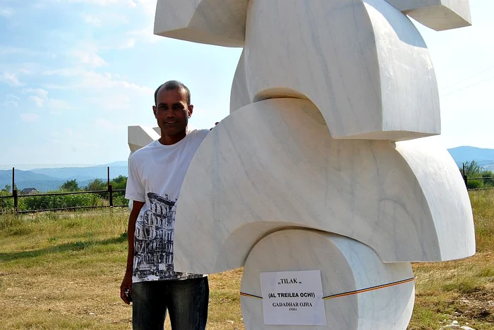 Gadadhar Ohja, alături de lucrarea sa, "Al treilea ochi"