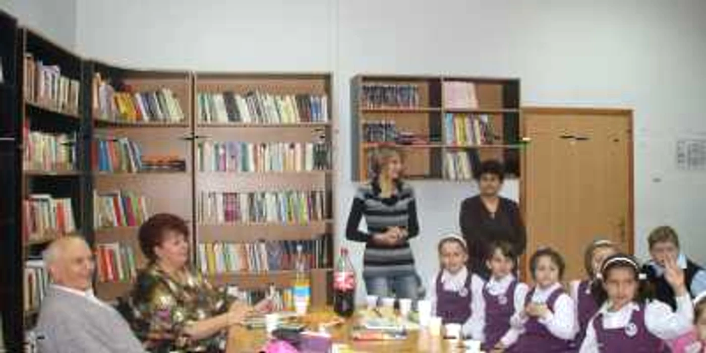 Elevi de la Şcoala „Vasile Goldiş“ la Centrul de zi pentru persoane vârstnice