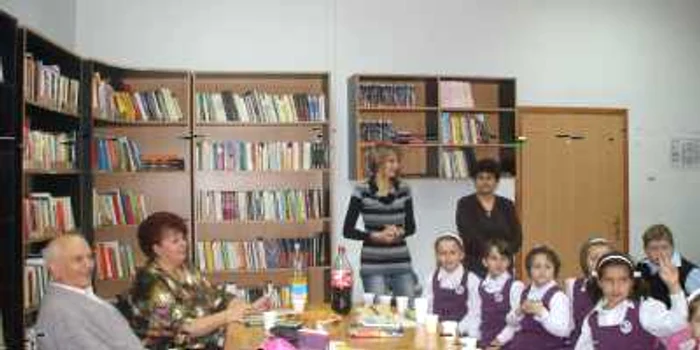 Elevi de la Şcoala „Vasile Goldiş“ la Centrul de zi pentru persoane vârstnice
