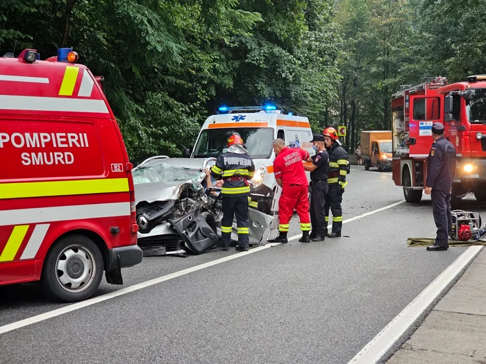 Autoturismul condus de tânărul de 22 de ani intrat într-un camion Foto: IPJ Gorj