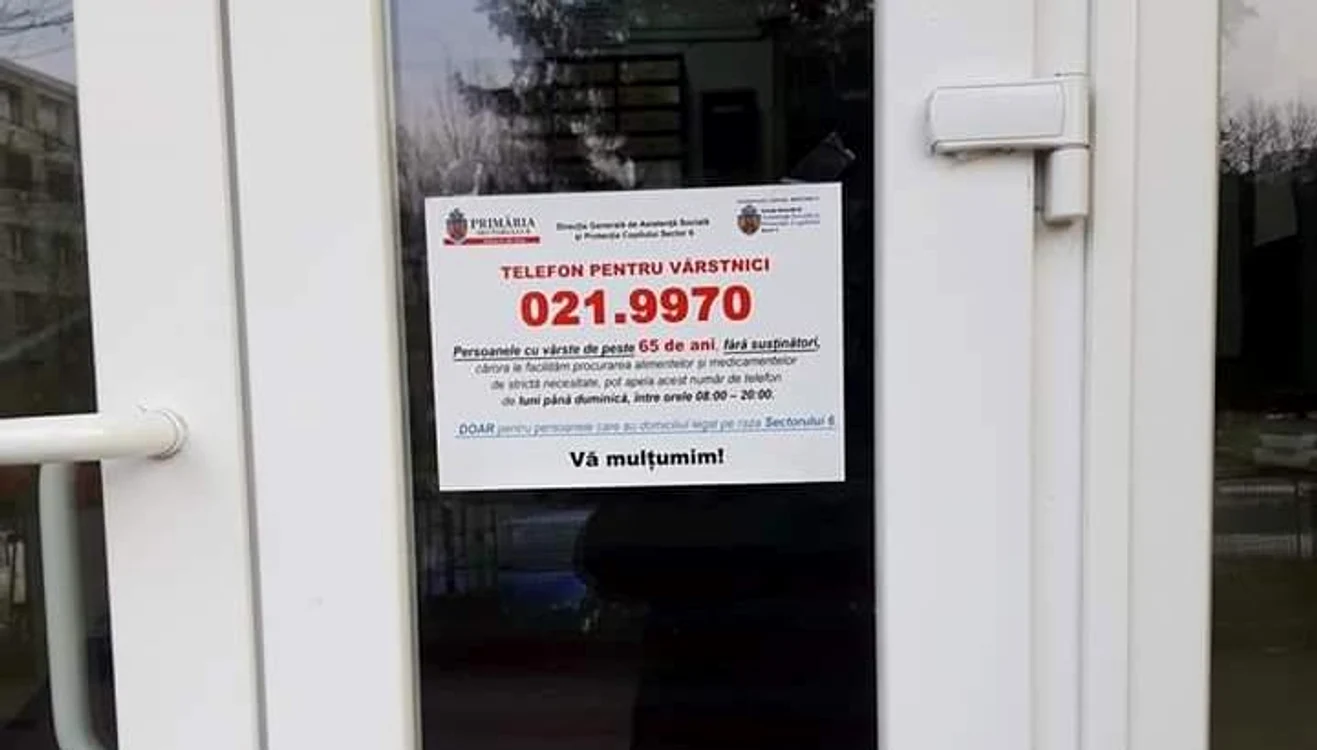 Pe ușile scărilor de bloc din sectorul 6 au fost lipite afișe cu numărul de urgență la care bătrânii pot cere ajutor