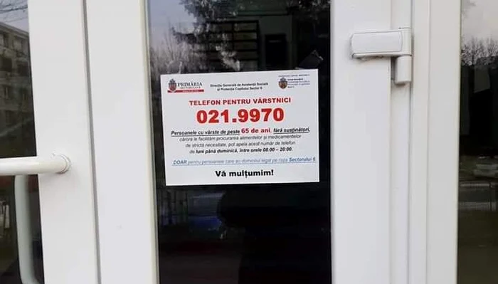 Pe ușile scărilor de bloc din sectorul 6 au fost lipite afișe cu numărul de urgență la care bătrânii pot cere ajutor