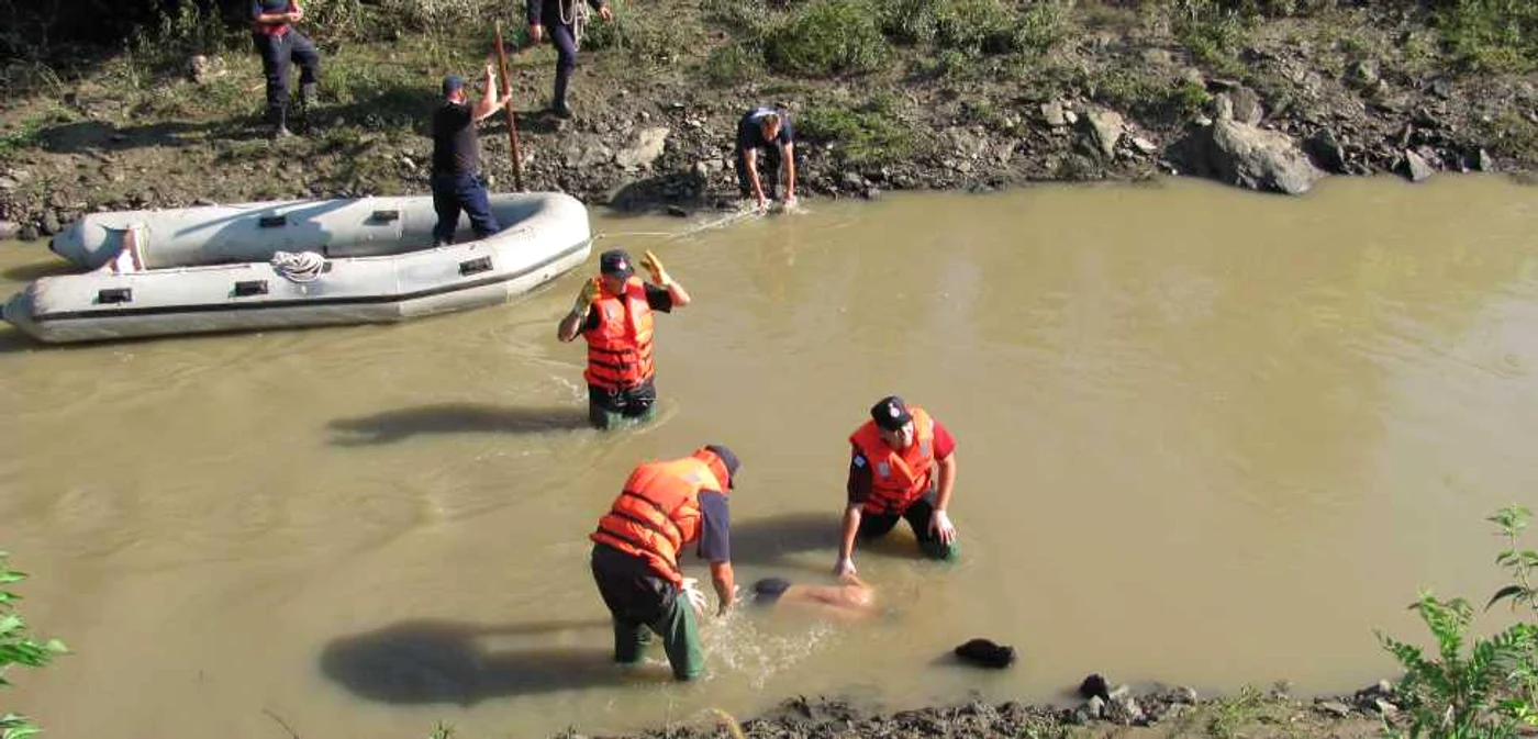 Cadavrul a fost scos de pompieri din apă