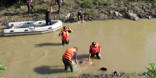 Cadavrul a fost scos de pompieri din apă