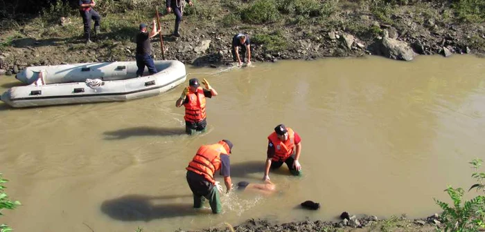 Cadavrul a fost scos de pompieri din apă