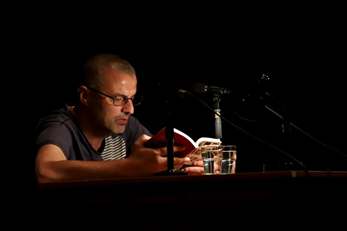 Adrian Schiop, în timpul lecturii                                                                             FOTO. Jan Mikolášek