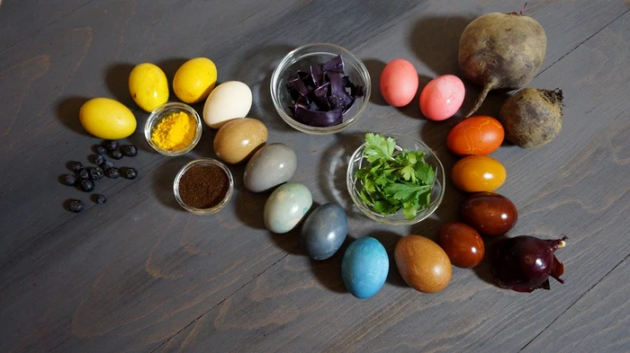 
    Cum să vopseşti ouăle de Paşte cu fructe/legume naturale   