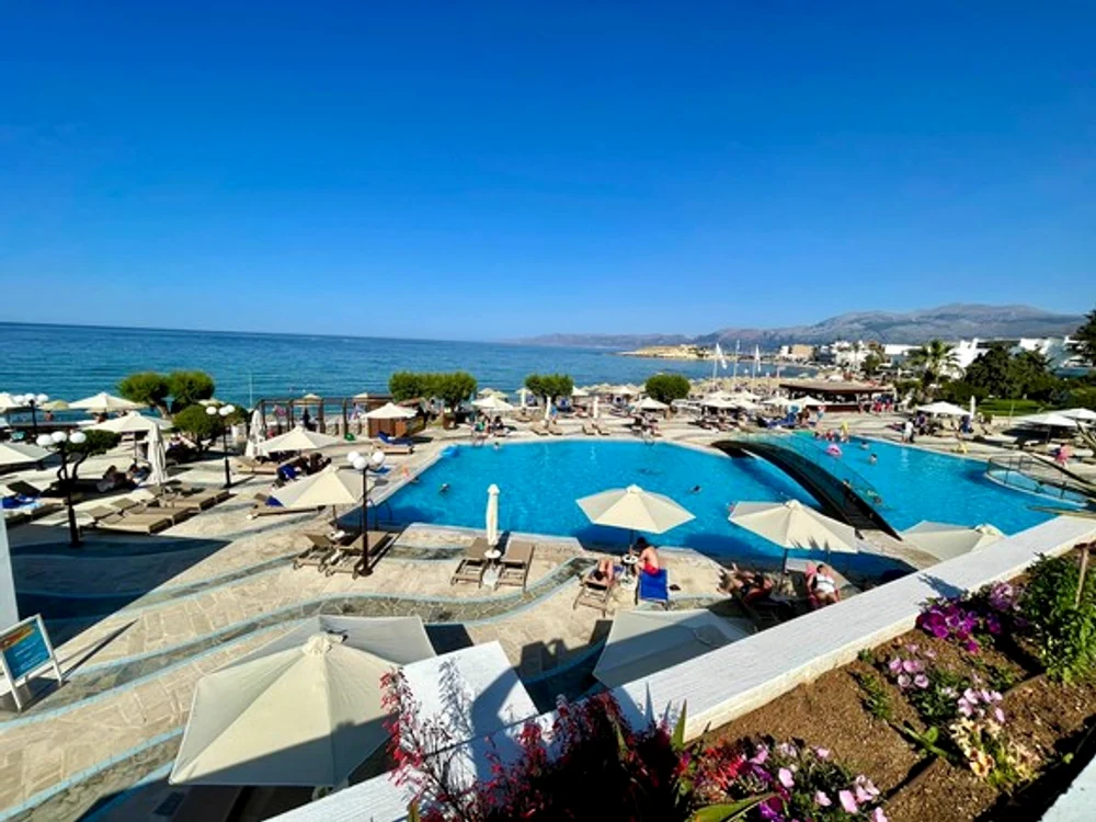 
    Hotelul Creta Maris se află pe plajă și are o piscină superbă  