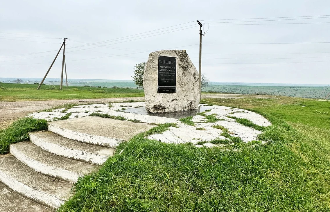 Cercetare arheologică la fortificația Valul lui Traian de Jos (© Facebook / Agenția Națională Arheologică)