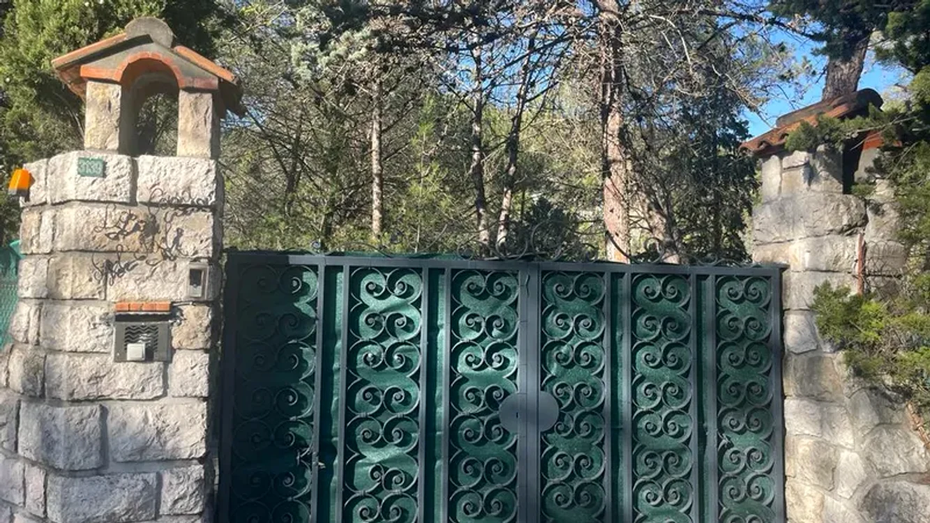 Poarta casei Casa del Sol a fost percheziționată. - © Aline Métais - FTV