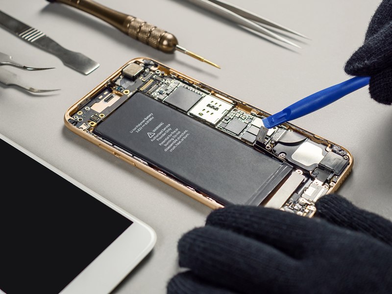 Uniunea Europeană impune producătorilor de smartphone-uri să permită înlocuirea bateriilor